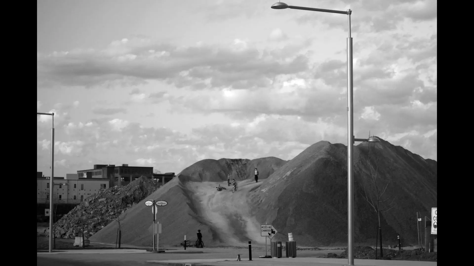 Mauvaise Grammaire, dir. Étienne de Massy -black & white image of mound in cityscape