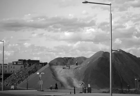 Mauvaise Grammaire, dir. Étienne de Massy -black & white image of mound in cityscape